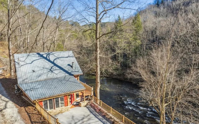 Very Secluded Breathtaking Riverfront Game Room