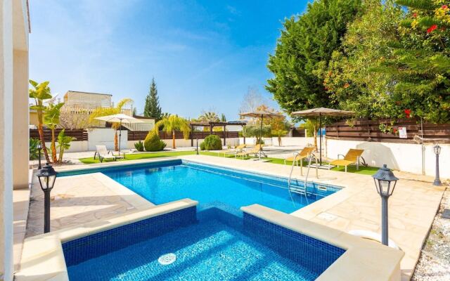 Villa Thalassa Large Private Pool Walk to Beach A C Wifi Car Not Required - 2346