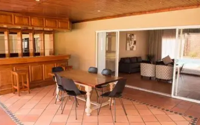 Cosy Menlyn Maine Appartment @ 201 J