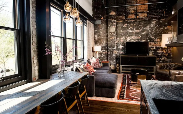 80 LEX 201 Exquisite Downtown Lodging