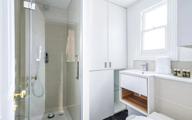 Cozy and Spacious Kensington Maisonette