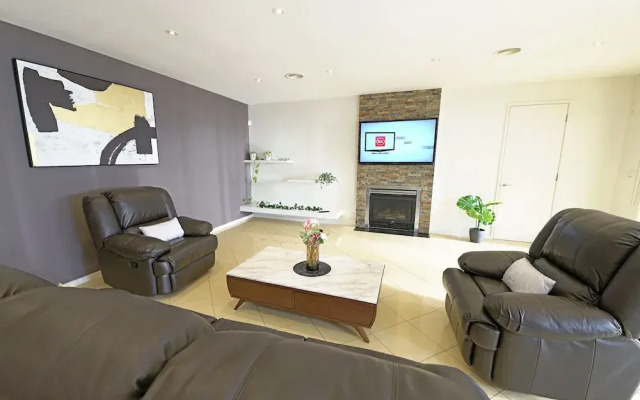 Luxury 7BRM Lakeside BigHouse Point Cook
