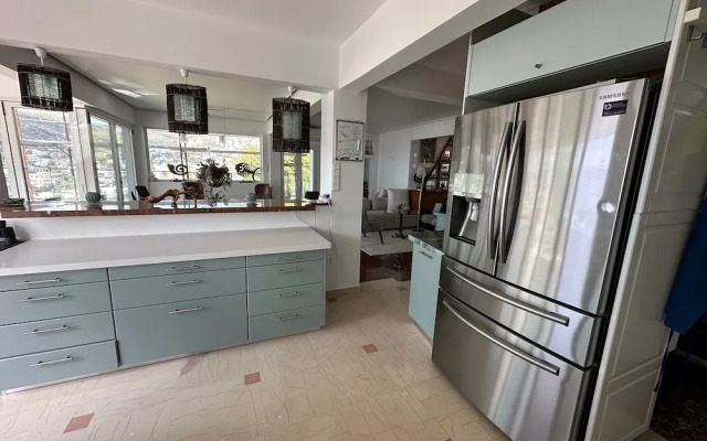 Luxurious 2-bed Seaside Apartment in Saronida