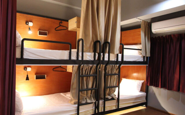 Thonglor Travellers Hostel & Cafe