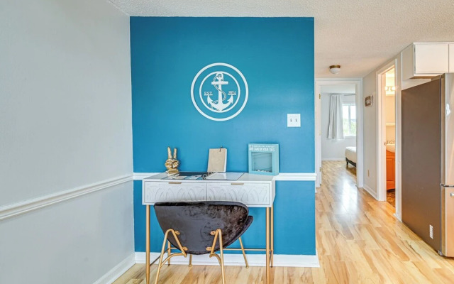 2 Mi to Surfside Beach: Coastal Escape w/ Balcony!