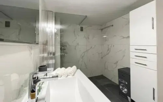 Central & Spacious 105Sq Meters Apt In Viktoria