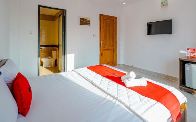 RedDoorz The Sun Hotel near Duong Quang Ham Street