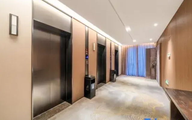 Maison New Century Hotel Hangzhou Bay (in Geely Giehow Plaza)