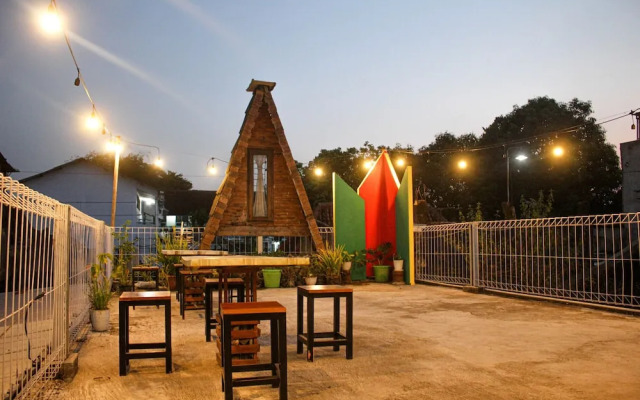 Santana Guest House by OYO Rooms