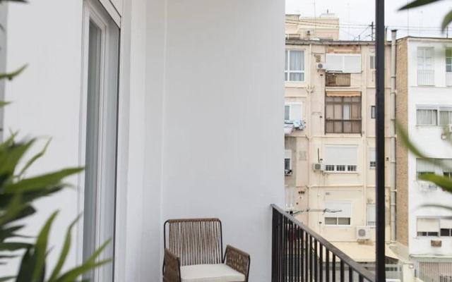 Chic & Central in Lively but Quiet Area