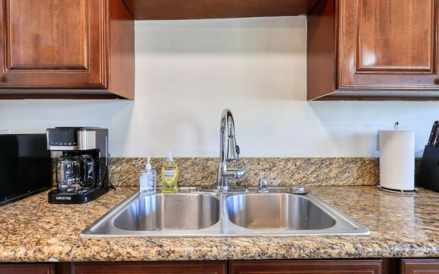 Sunny & Cheerful Near I-10 ~ Queen Beds ~ Parking