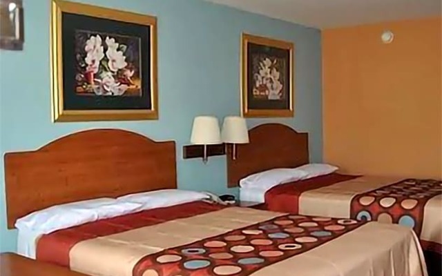 Econo Lodge Inn & Suites