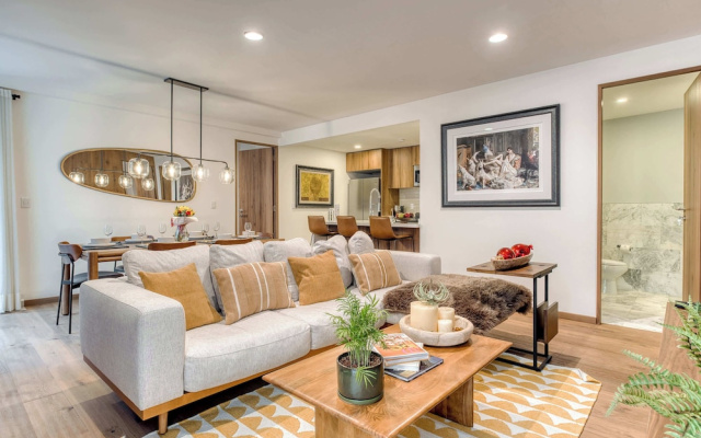 Luxury 2 BR Condo - Rooftop Pool With City View