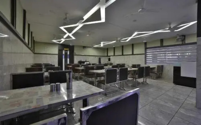 Hotel Milan Food Court by OYO Rooms