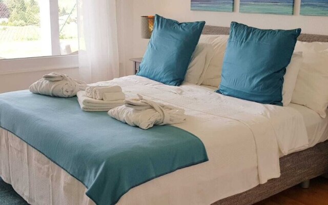 Paradise Lake View Apartment