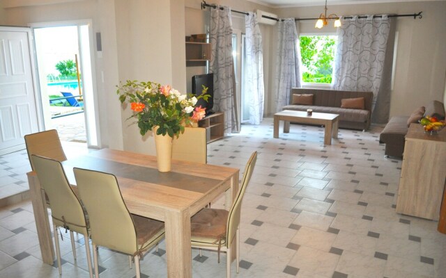 Luxus Ferienwohnung in Pelekas Strand mit Pool adonis