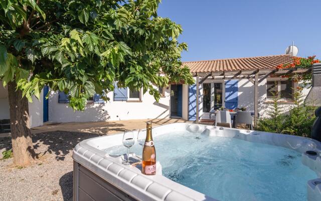 Lavish Villa in Pouzols-Minervois with Jacuzzi
