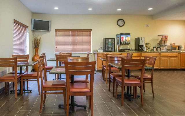 Quality Inn & Suites Bloomington I-55 and I-74