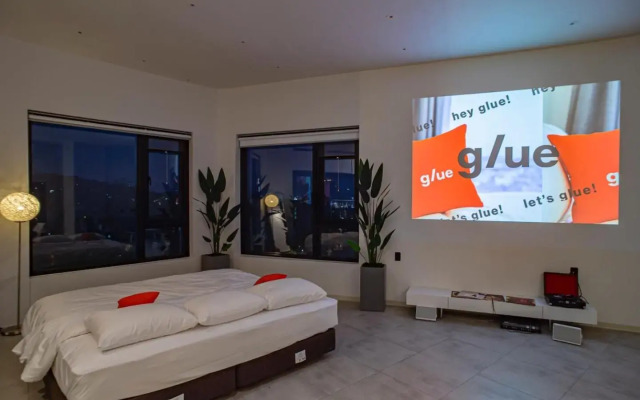 glue Hotel