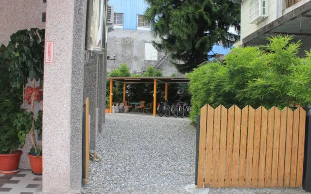 The Love Garden Guest House (Jian Building)