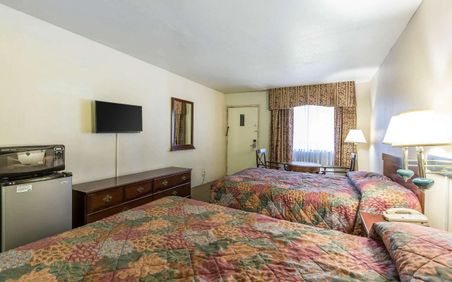 Rodeway Inn Magic Mountain Area