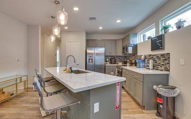 Houston Upgrade! Spacious + Modern Unit Near UH
