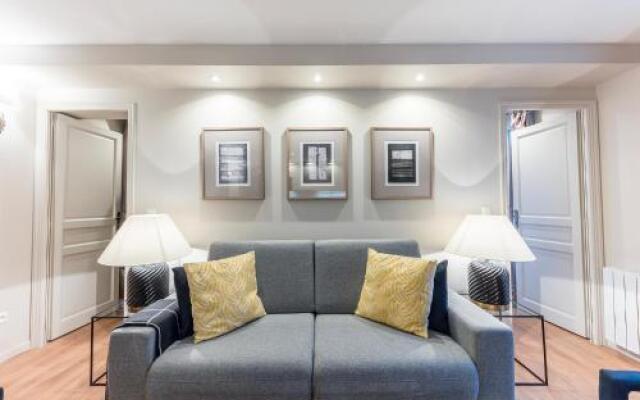 Families And Friends - Center - 110 Sqm