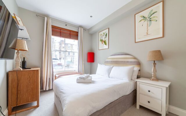 Beautiful & Spacious Flat with Patio