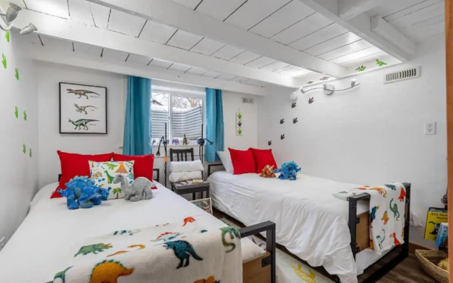 Triceratops Landing I Fire Place I Games I Netflix