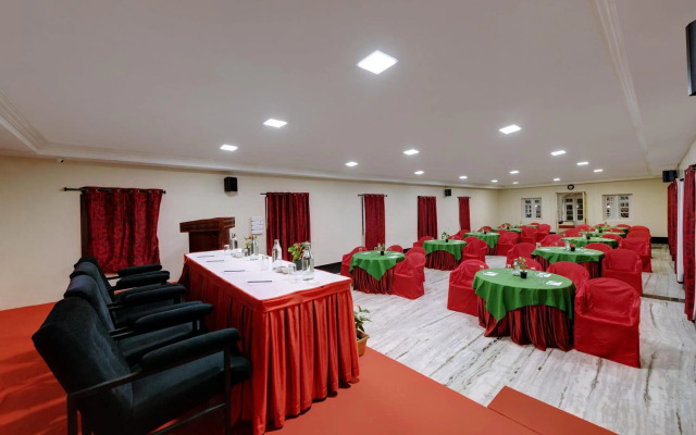 OYO Premium Golf Club Road