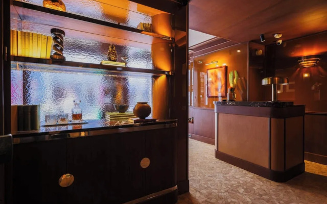 Confidential Room 5, a Stone's Throw From the Louvre