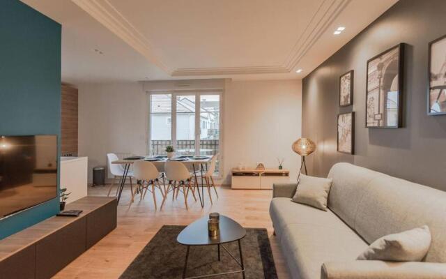 Arty Paris apartment Disneyland