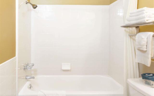 Super 8 by Wyndham Canoga Park