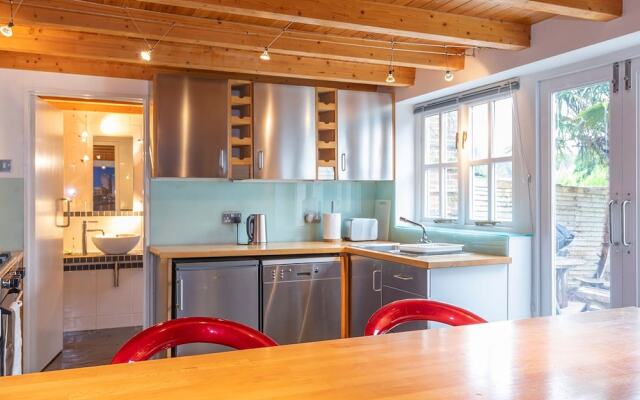 Stylist Split Level 2 Bed With Parking