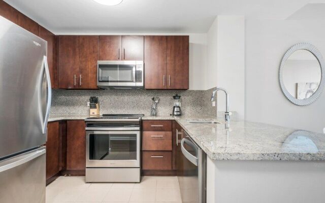 Bluebird Suites near PATH