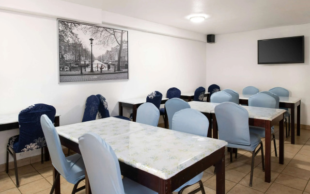 Days Inn & Suites by Wyndham Artesia