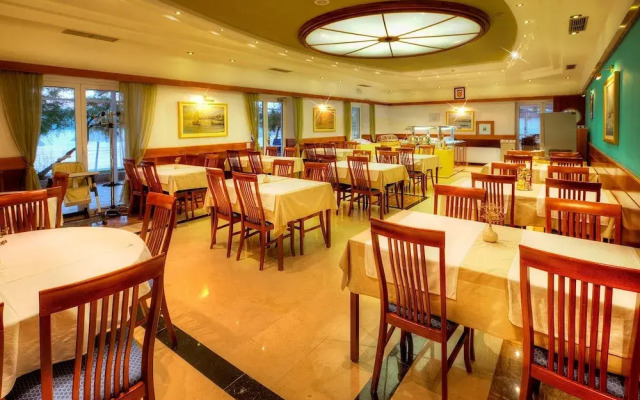 Hotel Dobrovit
