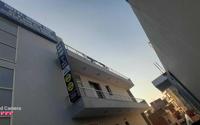 OYO Flagship 70098 Moon Trip