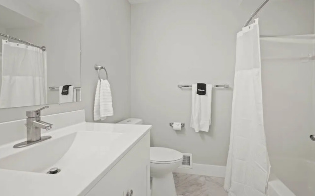 Relaxing 2BR 2BA Unit in the City