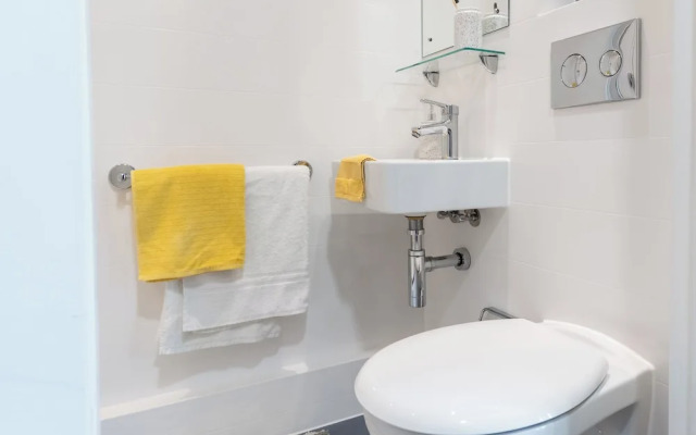 Student Only, Ensuite-in a Stylish Apartment