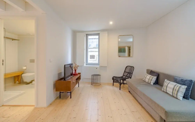 Charming Apartment With Convenient City Access