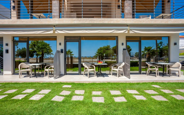 Aliston Deluxe Living - Adults Only
