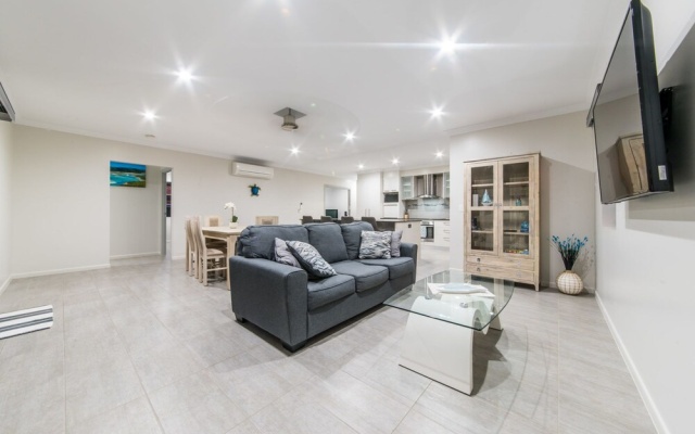 Whitsunday Sands – Guest Rooms – Cannon Valley