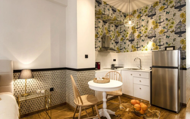 Designer renovated apt- downtown Athens by VillaRentalsgr