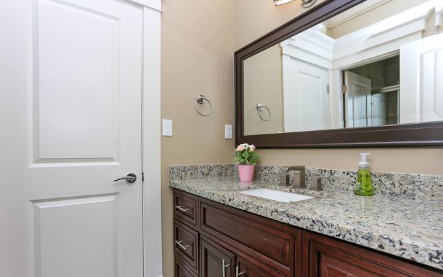 Grand 4 Bedroom Vacation House near Vancouver Downtown