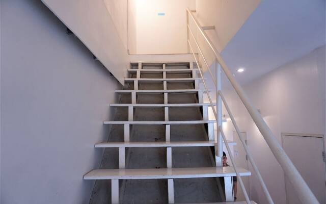 Two Gals And The Pig - Hostel