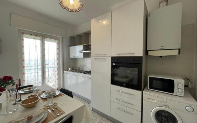 [Via XXV Aprile] 4 Locali - Di Fronte al Mare