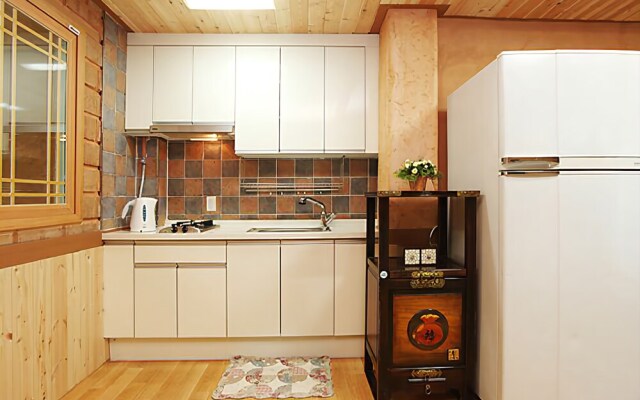 Hongcheon Giwajip View Pension