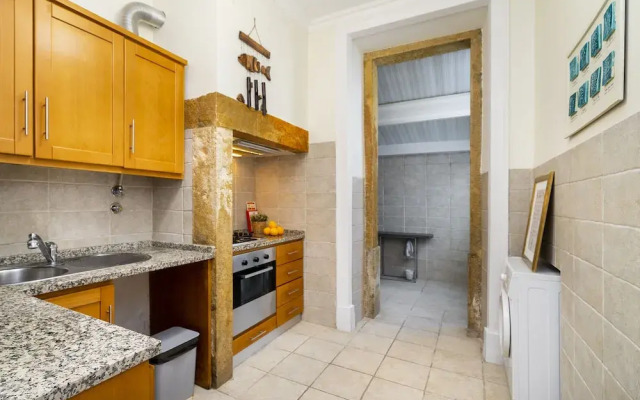 Urban Comfort: 1-Br Near Airport & Train Station