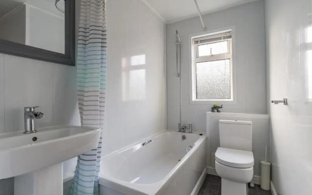 Chestnut House - Sleeps 4 - Pet Friendly - Parking